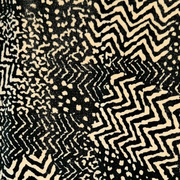 #294 No Tags- Black n Tan Square Printed Velour Tunic- Size: XL - Picture 6 of 6